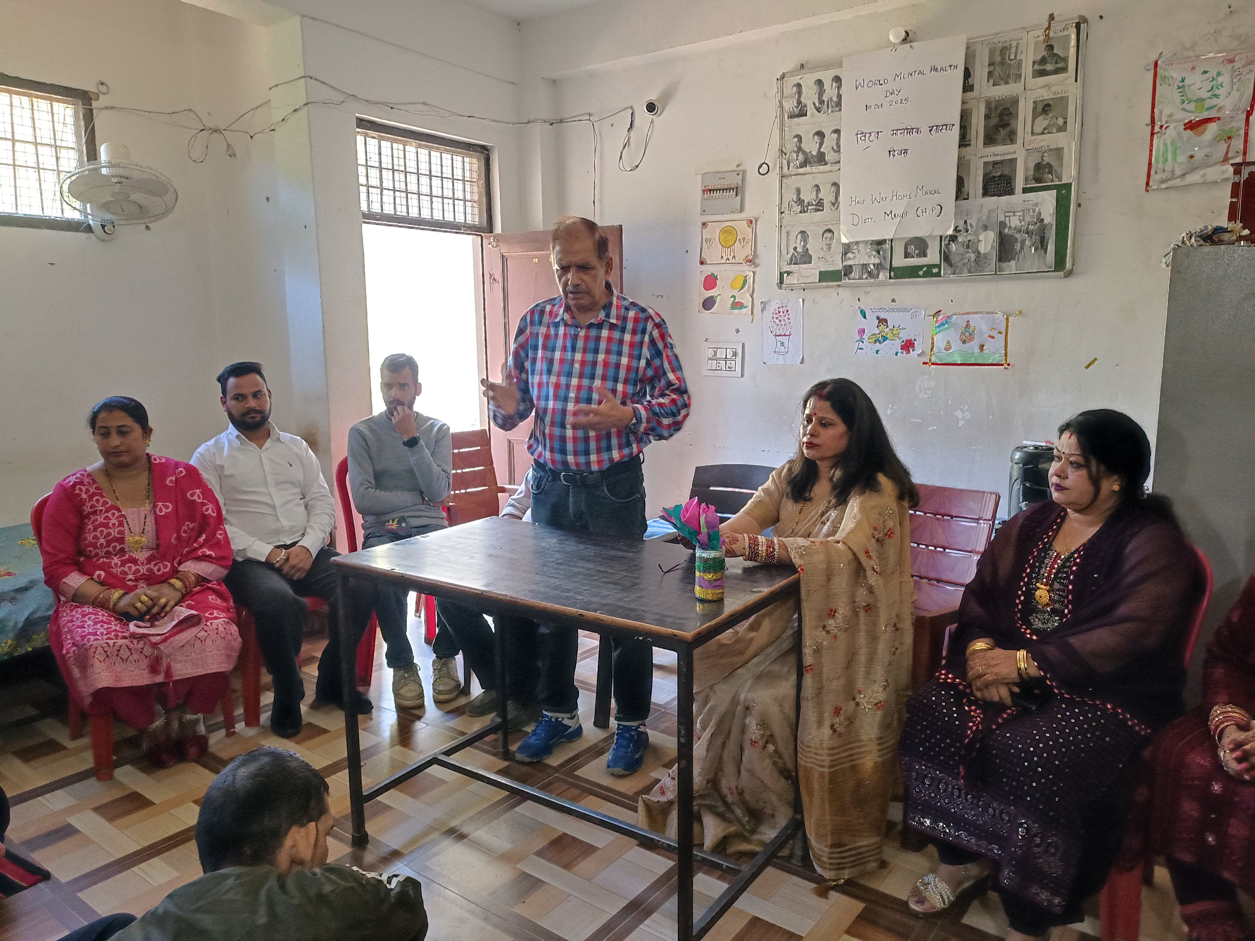 हॉफ वे होम में मानसिकस्वास्थ्य दिवस के अवसर पर जानकारी देते हुए। हॉफ वे होम में मानसिकस्वास्थ्य दिवस के अवसर पर जानकारी देते हुए।