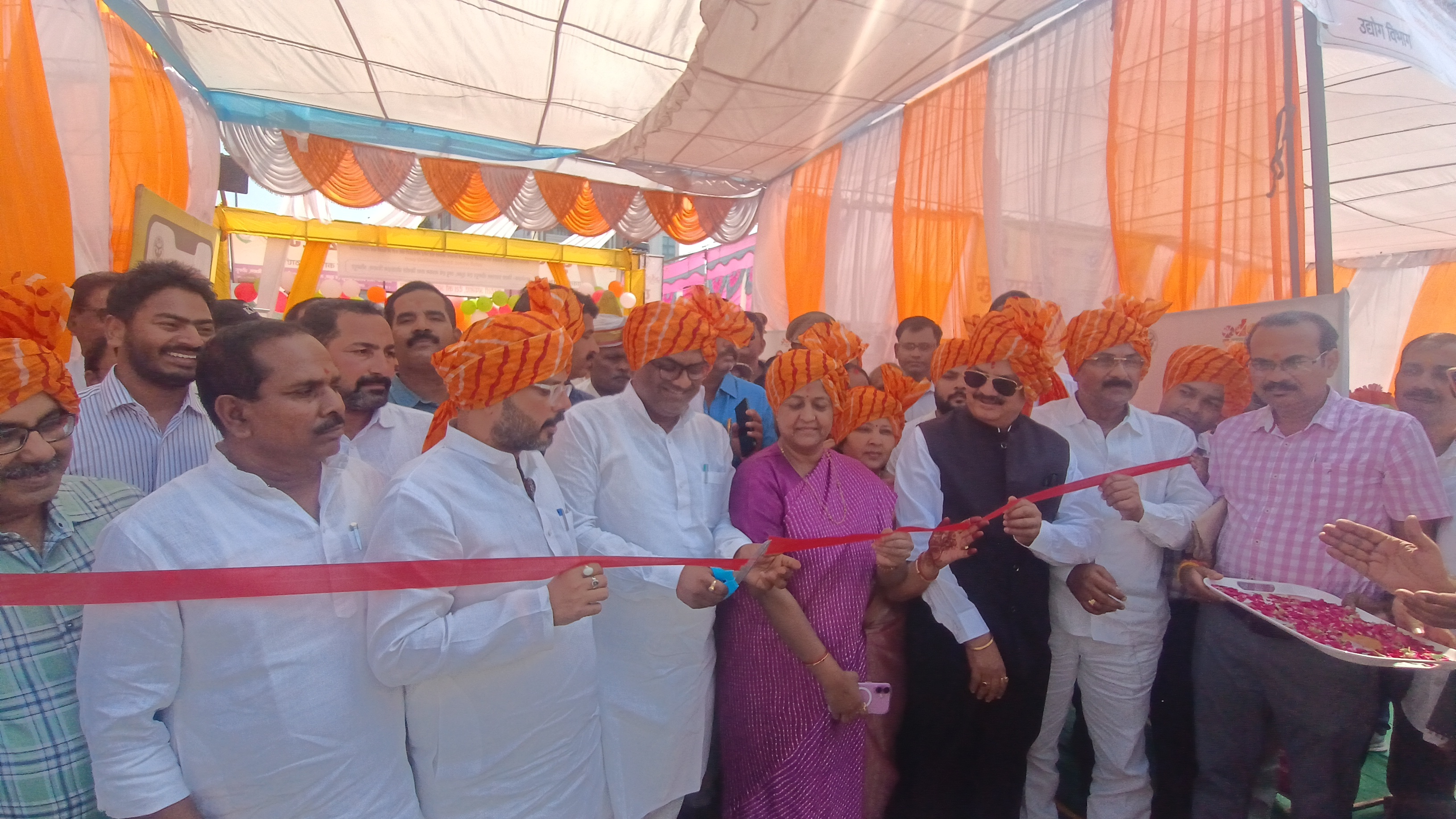 राज्य मंत्री गिरीश चंद्र यादव फीता काटकर उद्घाटन करते हुए राज्य मंत्री गिरीश चंद्र यादव फीता काटकर उद्घाटन करते हुए