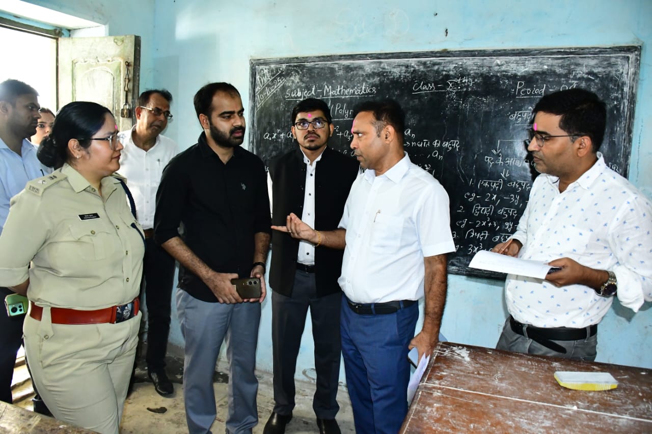 निरीक्षण करते जिलाधिकारी निरीक्षण करते जिलाधिकारी
