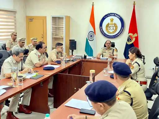 फरीदाबाद में पुलिस कमिश्रर बैठक करते हुए। फरीदाबाद में पुलिस कमिश्रर बैठक करते हुए।