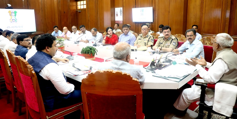 समीक्षा करते हुए राज्यपाल मंगुभाई पटेल समीक्षा करते हुए राज्यपाल मंगुभाई पटेल