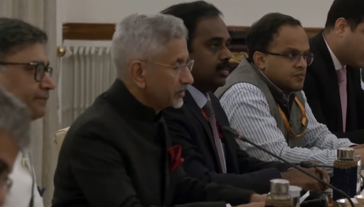 वार्ता के दौरान शुरुआती वक्तव्य देते विदेश मंत्री