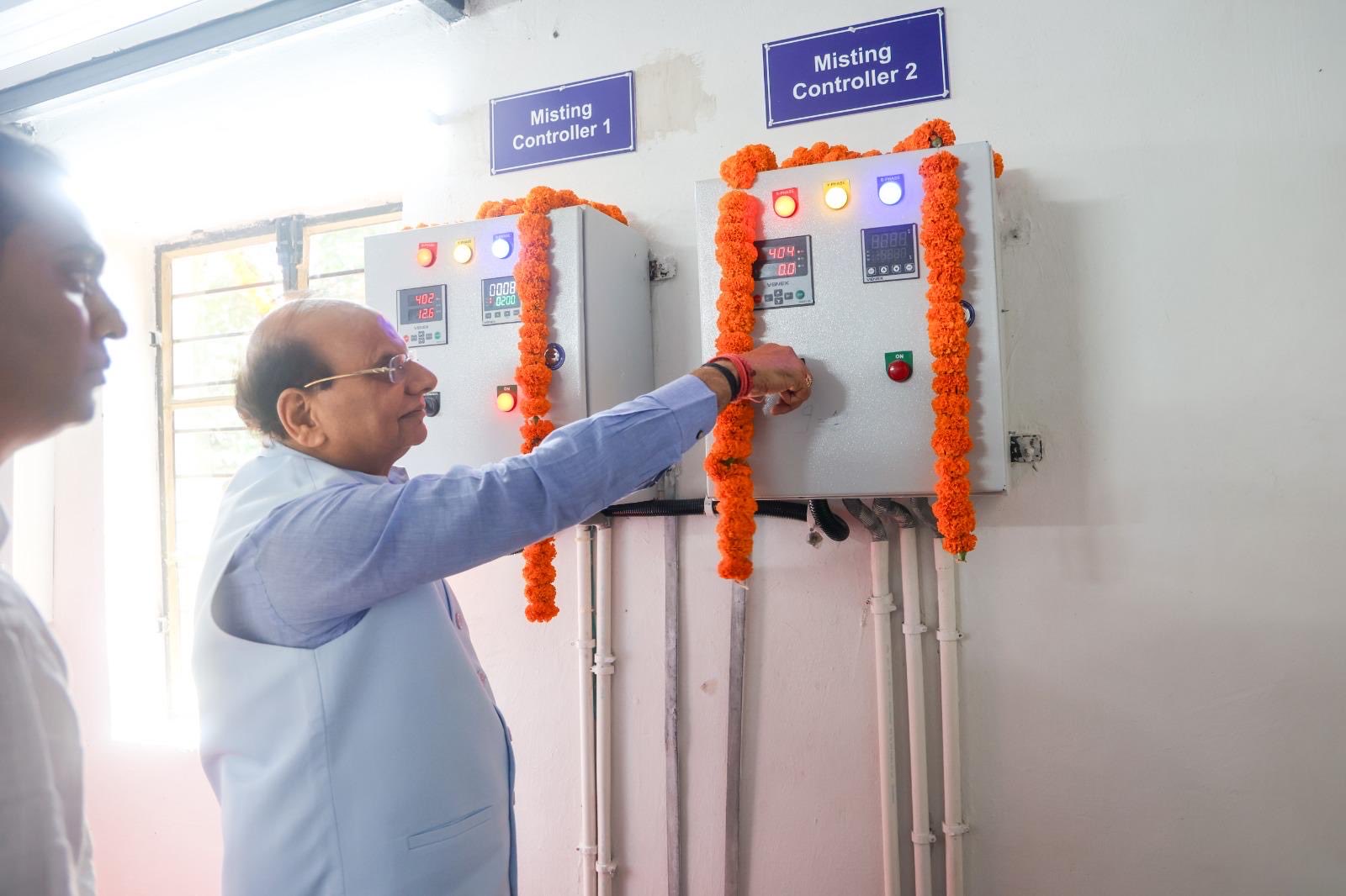 द्वारका में स्वचालित एंटी-स्मॉग मिस्टिंग प्रणाली का शुक्रवार को शुभारंभ करते दिल्ली की उपराज्यपाल विनय कुमार सक्सेना