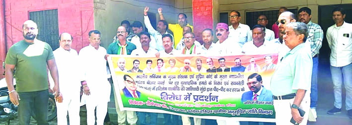 प्रदर्शन करते कांग्रेसी प्रदर्शन करते कांग्रेसी
