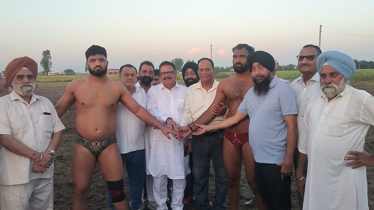 दंगल में भाग लेने वाले पहलवानाें के साथा अतिथिगण्््् दंगल में भाग लेने वाले पहलवानाें के साथा अतिथिगण््््