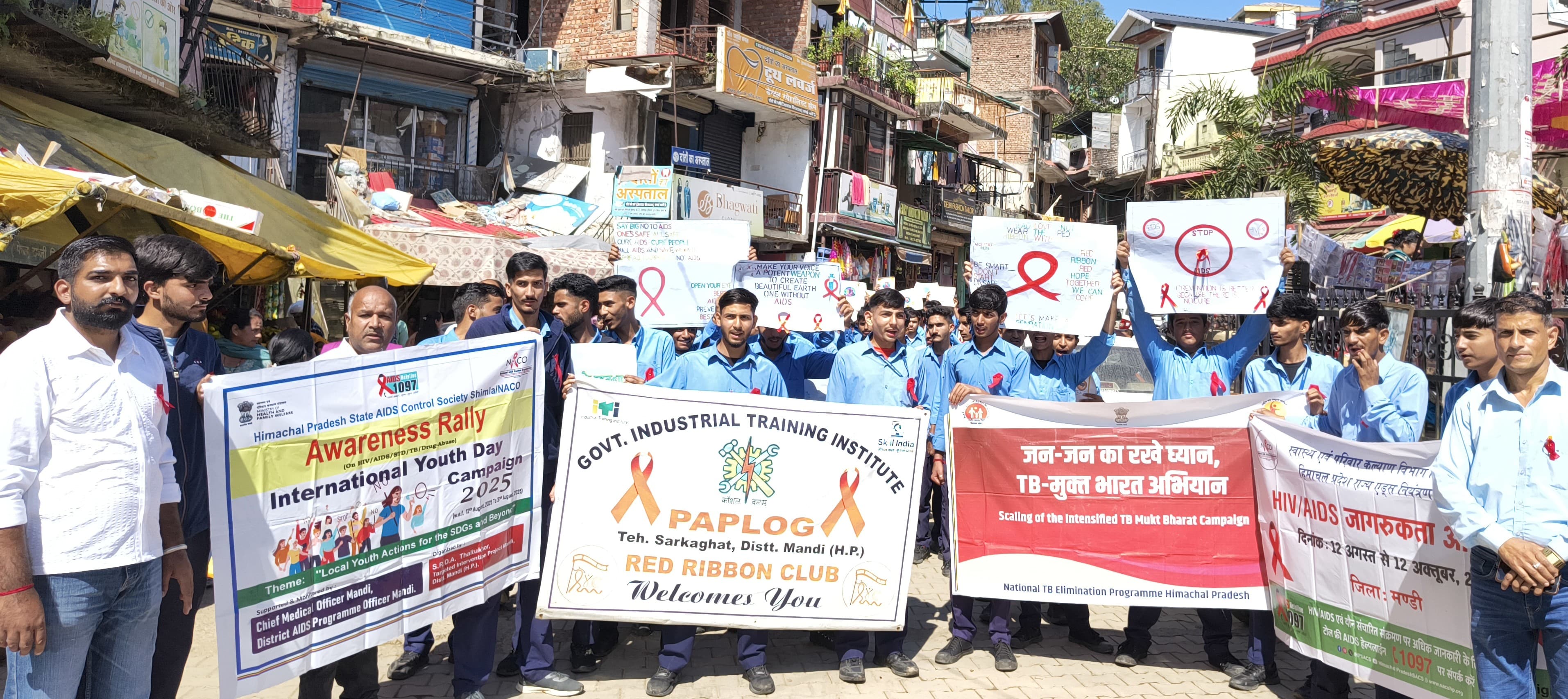 पपलोग में जागरूकता रैली निकालते हुए प्रशिक्षु।