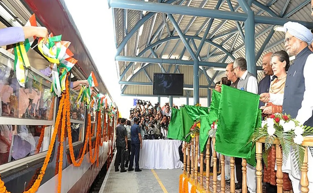 11 अक्टूबर 2008 को तत्कालीन प्रधानमंत्री मनमोहन सिंह ने जम्मू-कश्मीर के नौगांव स्टेशन से हरी झंडी दिखाकर कश्मीर घाटी की पहली रेलगाड़ी को रवाना किया। 11 अक्टूबर 2008 को तत्कालीन प्रधानमंत्री मनमोहन सिंह ने जम्मू-कश्मीर के नौगांव स्टेशन से हरी झंडी दिखाकर कश्मीर घाटी की पहली रेलगाड़ी को रवाना किया।