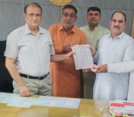 हरियाणा के प्राइवेट स्कूल संघ के पदाधिकारी शिक्षा निदेशक को ज्ञापन सौंपते हुए हरियाणा के प्राइवेट स्कूल संघ के पदाधिकारी शिक्षा निदेशक को ज्ञापन सौंपते हुए