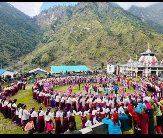 खरशाली गांव में तांदी नृत्य करती हुई ध्याणी खरशाली गांव में तांदी नृत्य करती हुई ध्याणी