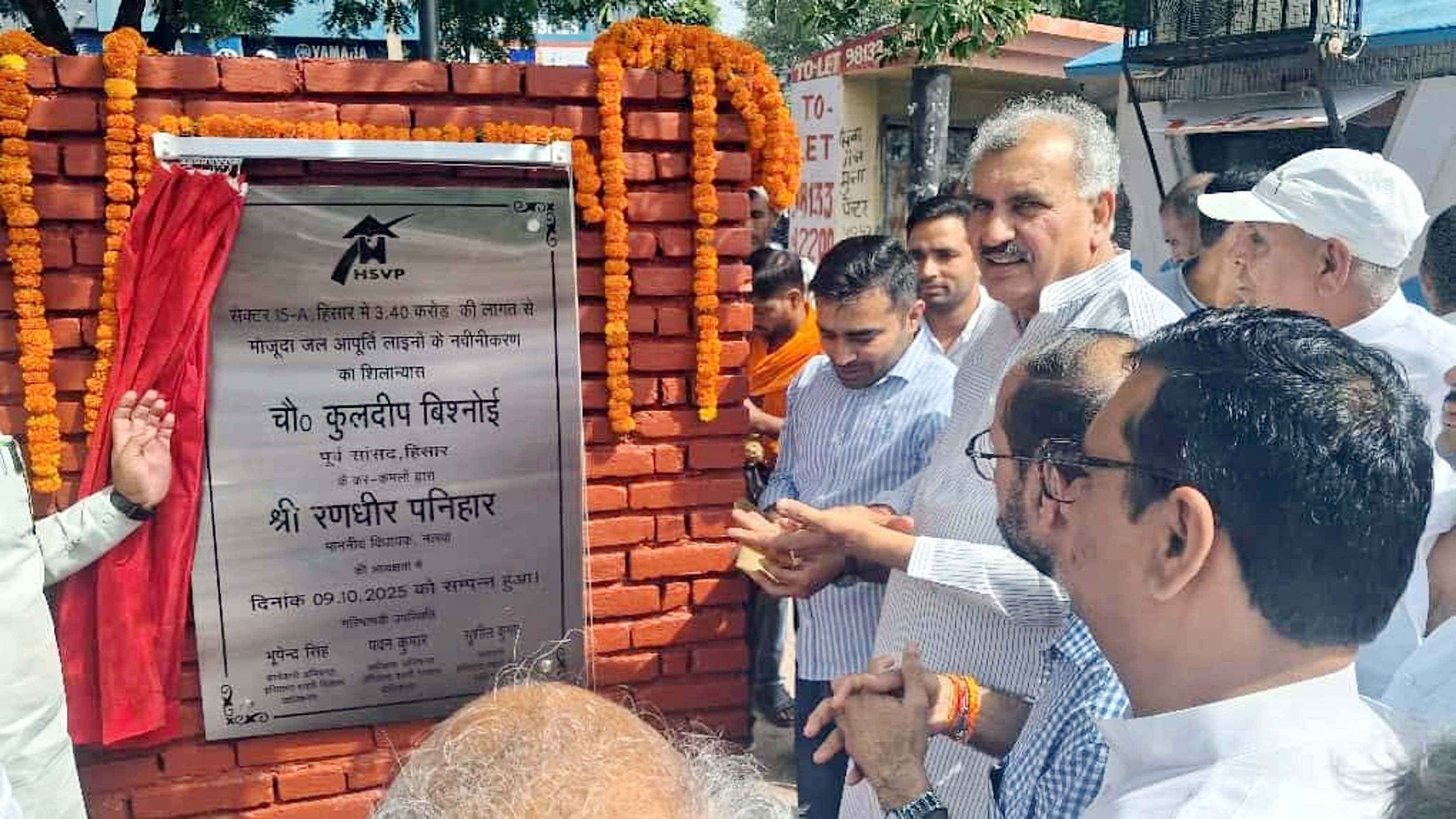 शिलान्यास करते विधायक रणधीर पनिहार।