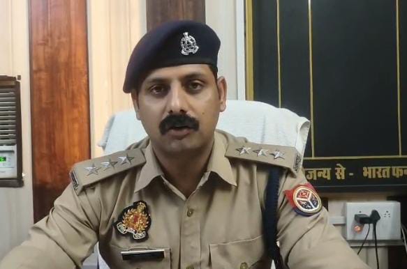 अवैध पटाखा कारोबार के संबंध में जानकारी देते हुए सहायक पुलिस आयुक्त फूलपुर विवेक कि छाया चित्र अवैध पटाखा कारोबार के संबंध में जानकारी देते हुए सहायक पुलिस आयुक्त फूलपुर विवेक कि छाया चित्र