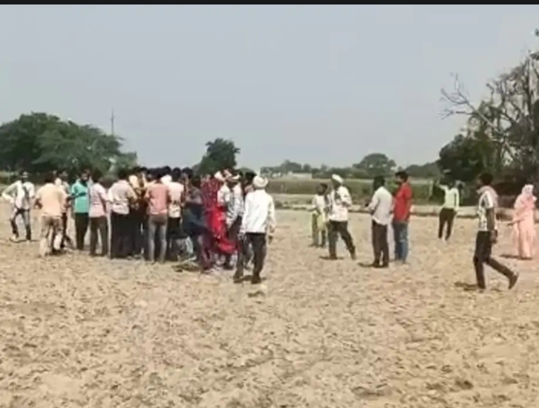 फोटो- सचिव को दौड़ आते हुए लोग फोटो- सचिव को दौड़ आते हुए लोग