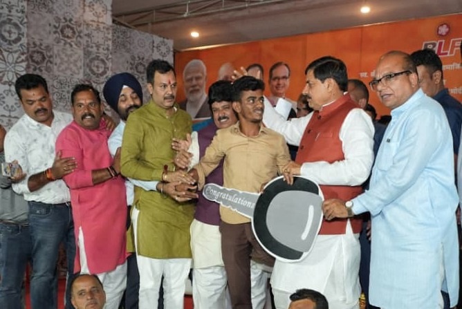 दिव्यांगजनों को सहायक उपकरण वितरण दिव्यांगजनों को सहायक उपकरण वितरण