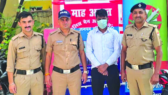पुलिस गिरफ्त में आरोपित