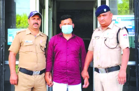 पुलिस गिरफ्त में आरोपित पुलिस गिरफ्त में आरोपित