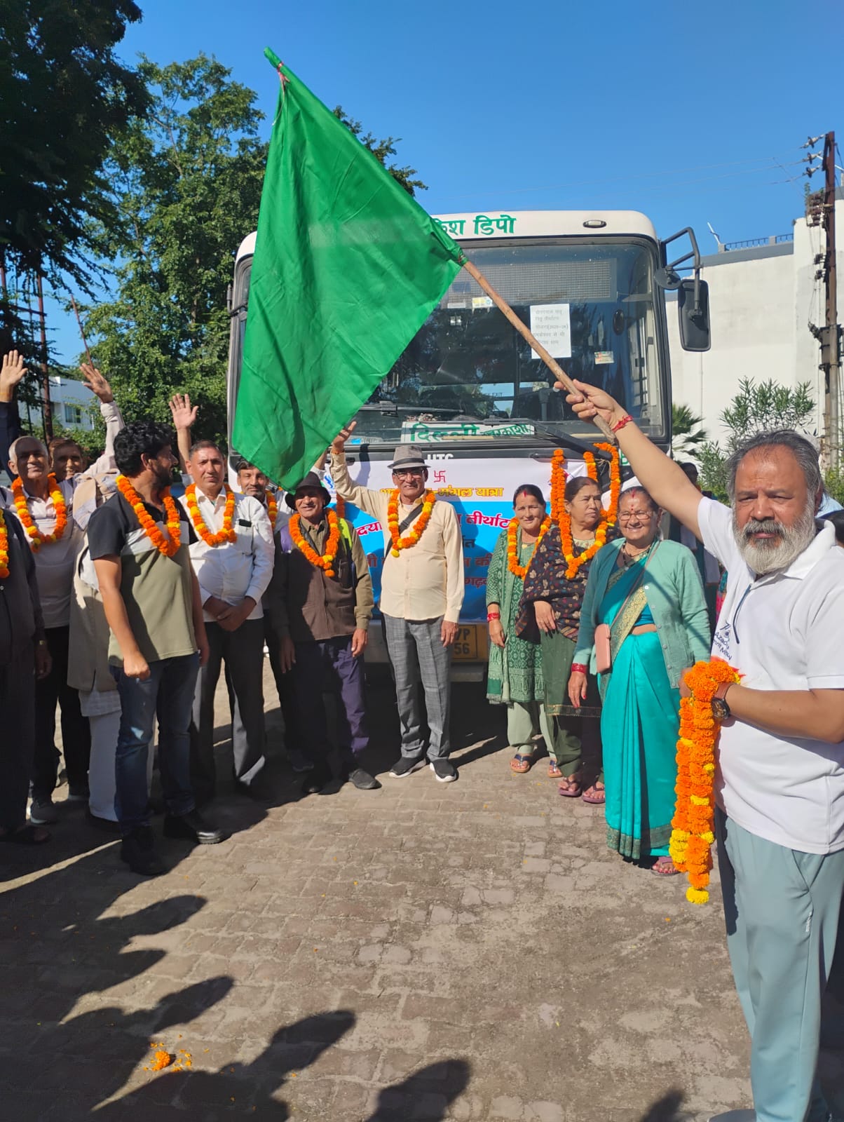 पौड़ी से तीर्थ यात्रियों के दल को रवाना करते अतिथि पौड़ी से तीर्थ यात्रियों के दल को रवाना करते अतिथि