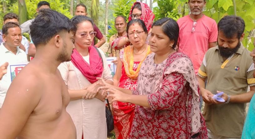 पीड़ित परिवारों से बात करते डीवाईएफआई की राज्य सचिव मीनाक्षी मुखर्जी
