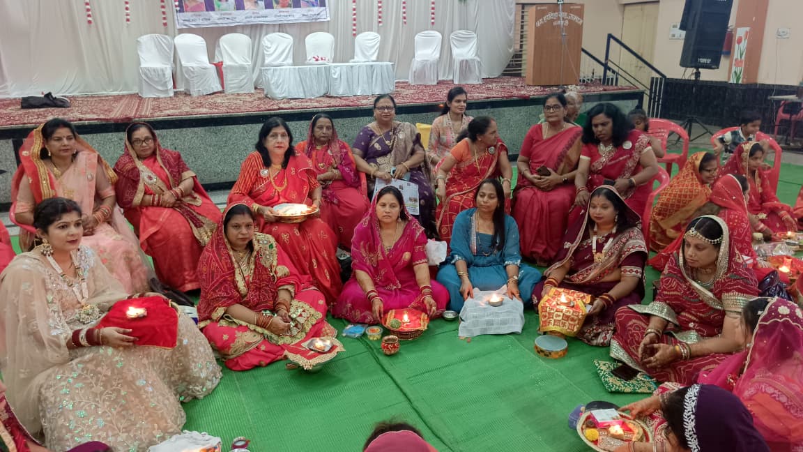 समूह में पूजन करती हुई महिलाएं। समूह में पूजन करती हुई महिलाएं।