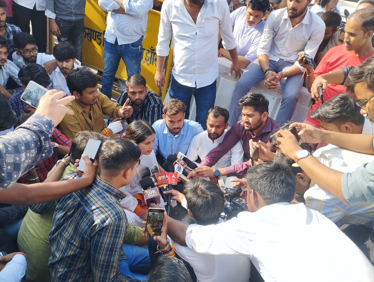 धरना देते अभाविप के कार्यकर्ता धरना देते अभाविप के कार्यकर्ता