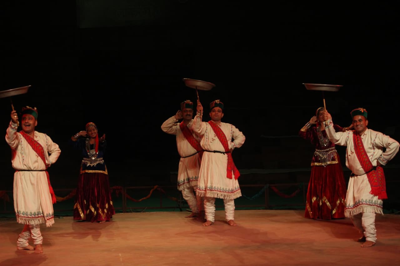 मांगणियार गायन में सावन और विरह का गान, विभिन्न राज्यों के लोक नृत्यों से सजा मंच मांगणियार गायन में सावन और विरह का गान, विभिन्न राज्यों के लोक नृत्यों से सजा मंच