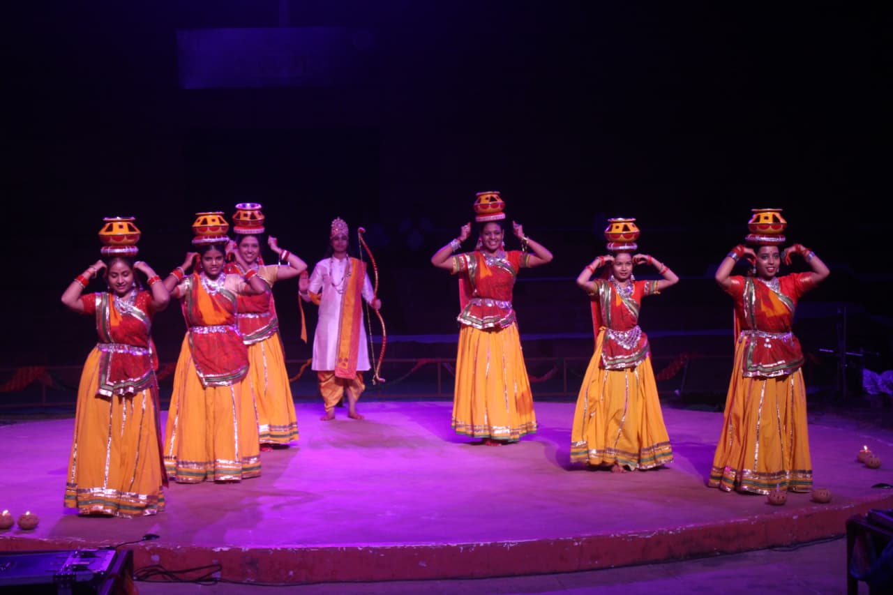 मांगणियार गायन में सावन और विरह का गान, विभिन्न राज्यों के लोक नृत्यों से सजा मंच मांगणियार गायन में सावन और विरह का गान, विभिन्न राज्यों के लोक नृत्यों से सजा मंच
