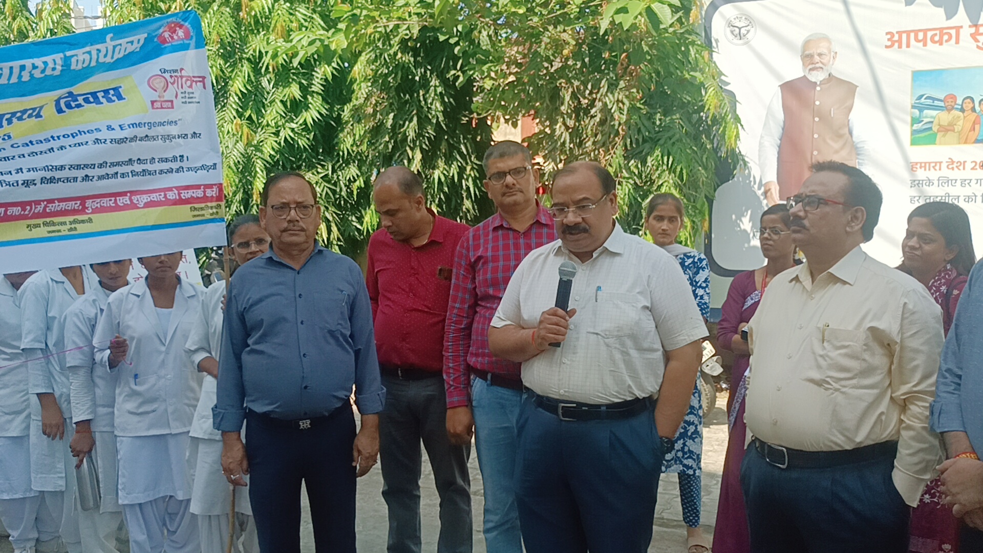 रैली को संबोधित करते सीएमओ डॉ संतोष गुप्ता रैली को संबोधित करते सीएमओ डॉ संतोष गुप्ता
