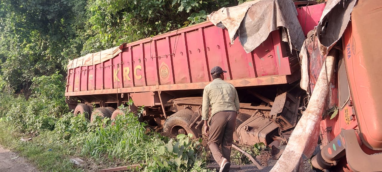 दुर्घटनाग्रस्त ट्रक