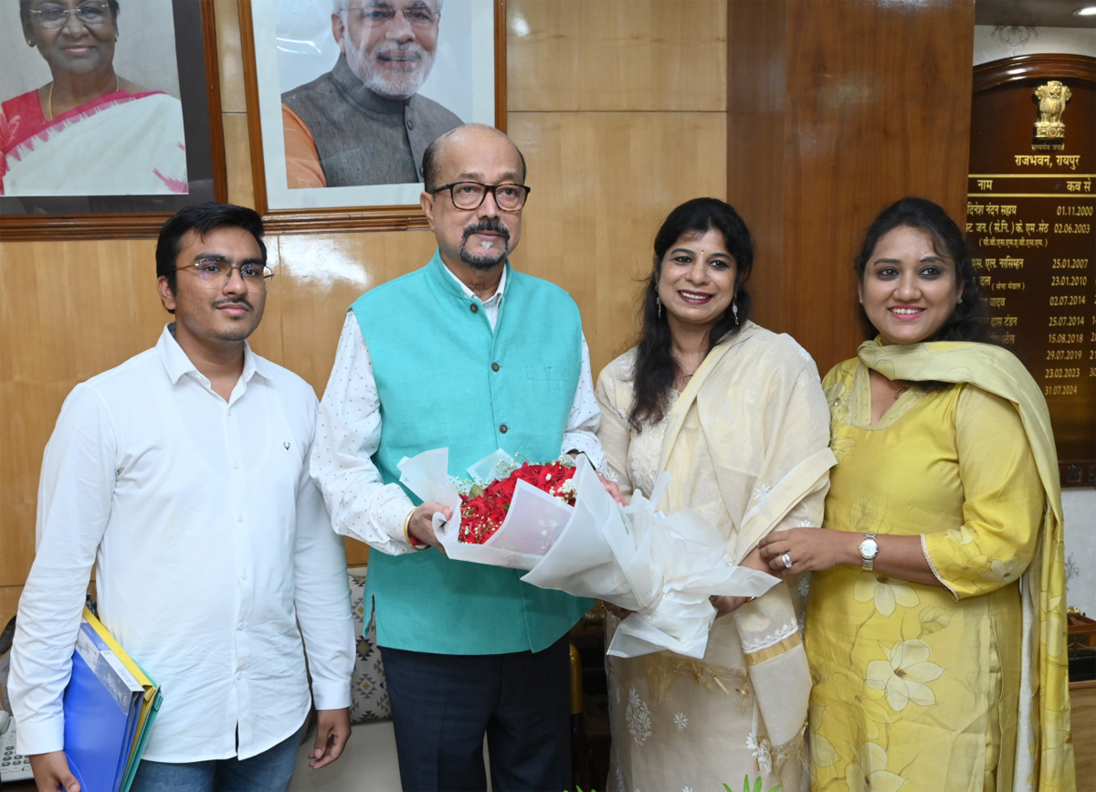 राज्यपाल डेका काे गुलदस्ता भेंट करते अखिल भारतीय व्यापारिक परिसंघ महिला इकाई के सदस्य