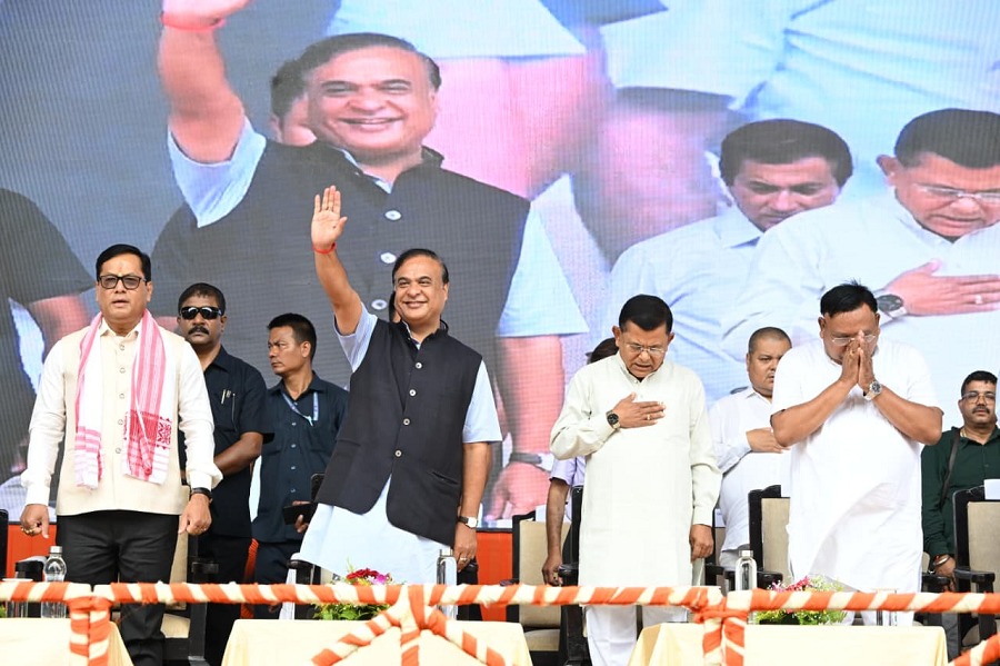 मुख्यमंत्री डॉ हिमंत बिस्व सरमा महिला उद्यमिता अभियान के अंतर्गत लाभार्थियों को चेक वितरित करते हुए। मुख्यमंत्री डॉ हिमंत बिस्व सरमा महिला उद्यमिता अभियान के अंतर्गत लाभार्थियों को चेक वितरित करते हुए।