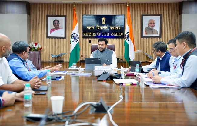 एयरलाइनों के साथ मासिक समीक्षा बैठक करते केंद्रीय नागरिक उड्डयन मंत्री और अन्य एयरलाइनों के साथ मासिक समीक्षा बैठक करते केंद्रीय नागरिक उड्डयन मंत्री और अन्य