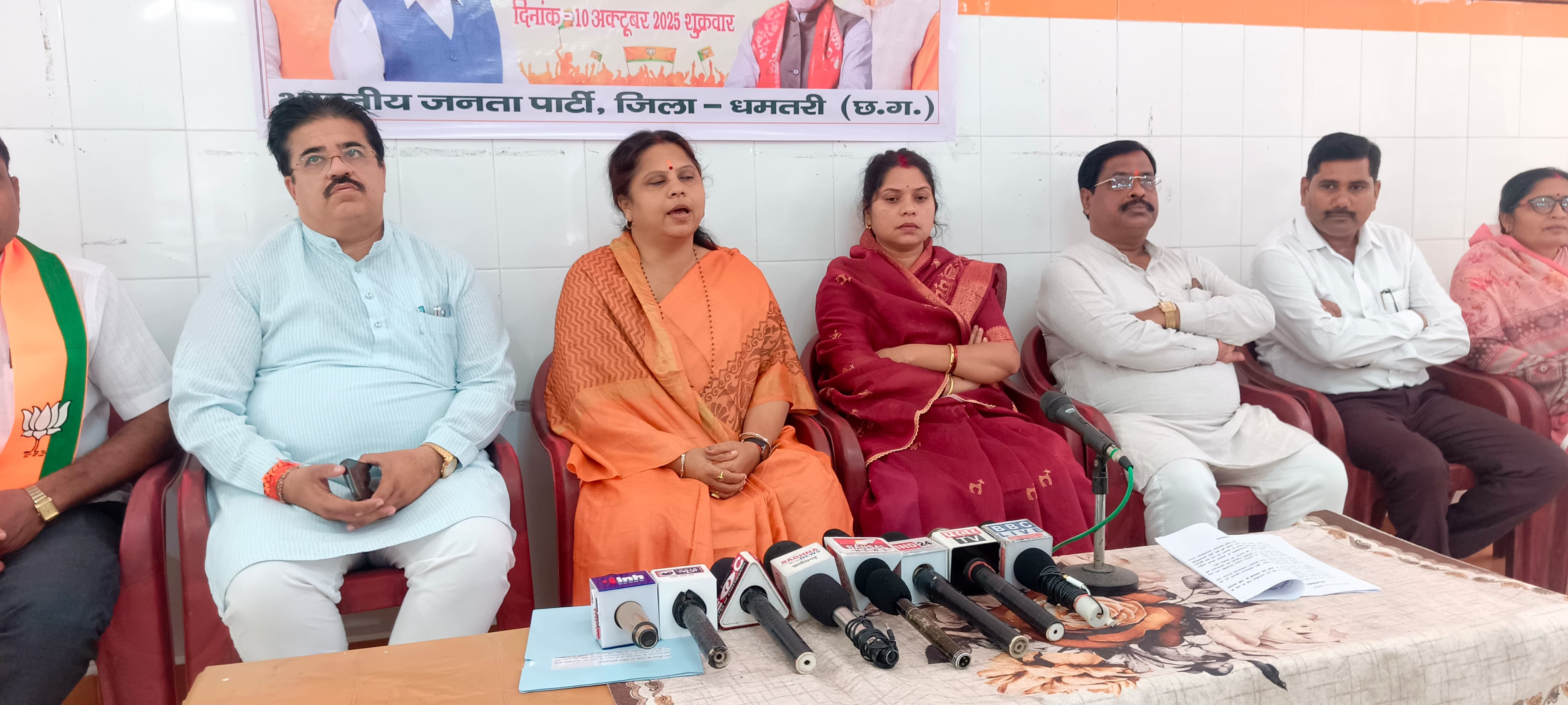 प्रेसवार्ता में उपस्थित भाजपा नेतागण। प्रेसवार्ता में उपस्थित भाजपा नेतागण।
