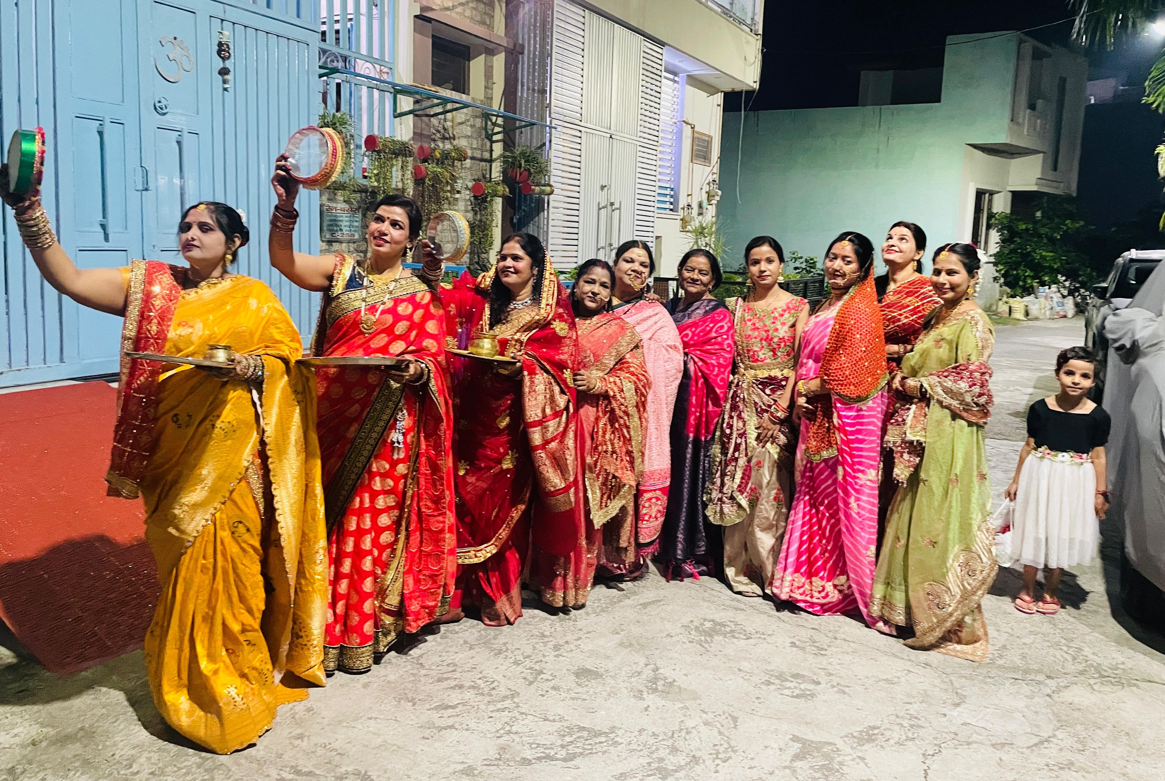 कांशीराम नगर में शिवालिक पार्क में सोलह श्रृंगार करके करवा चौथ का पर्व मनाती क्षेत्रीय महिलाएं। कांशीराम नगर में शिवालिक पार्क में सोलह श्रृंगार करके करवा चौथ का पर्व मनाती क्षेत्रीय महिलाएं।