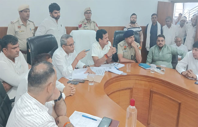 बावल में अधिकारियों के साथ विकास कार्यों की समीक्षा बैठक करते विधायक डा कृष्ण कुमार। बावल में अधिकारियों के साथ विकास कार्यों की समीक्षा बैठक करते विधायक डा कृष्ण कुमार।