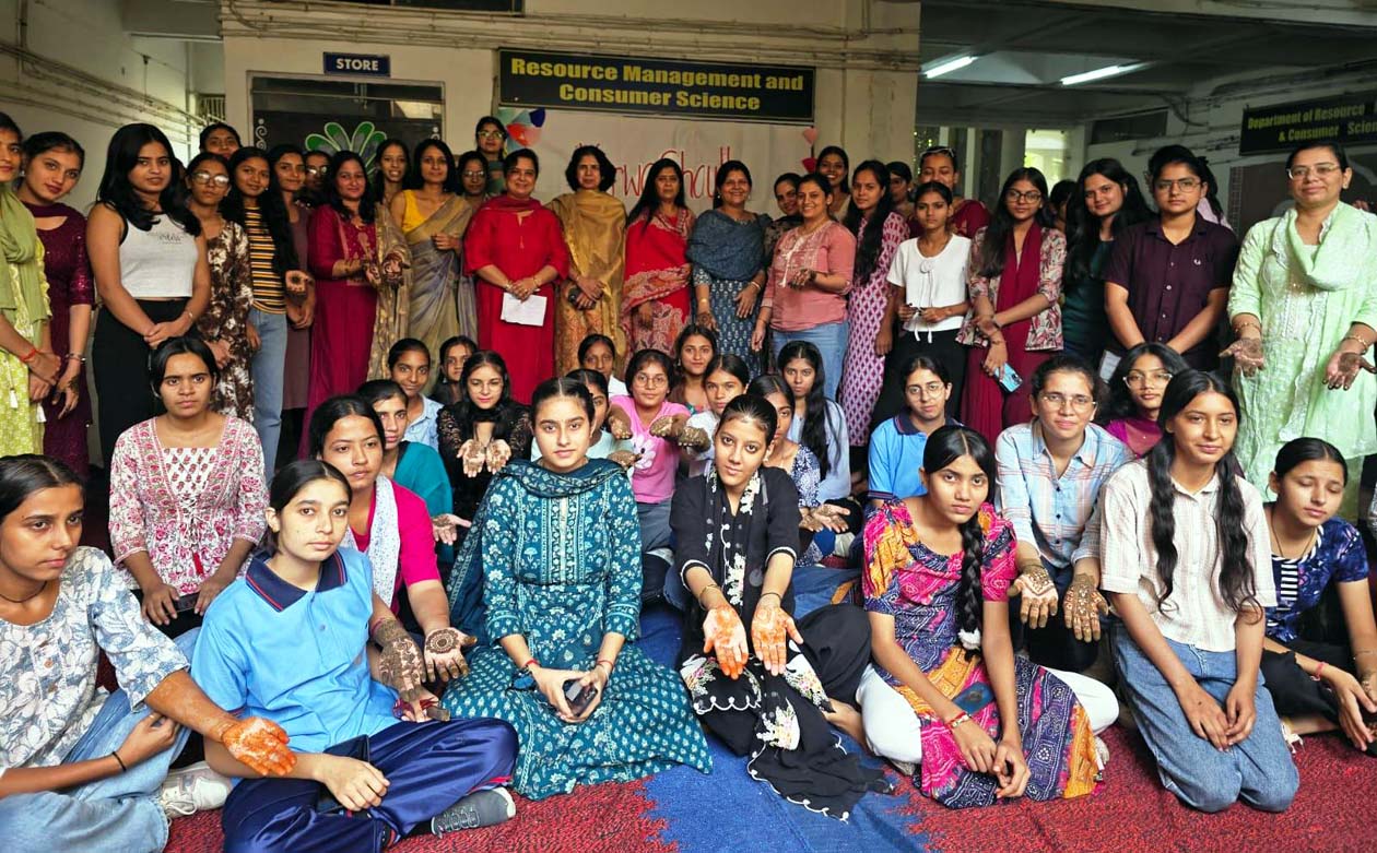 कार्यक्रम में उपस्थित अधिकारी एवं छात्राएं।
