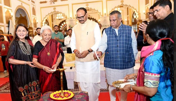 प्रदर्शनी का उदघाटन करती राज्यपाल आनंदीबेन पटेल प्रदर्शनी का उदघाटन करती राज्यपाल आनंदीबेन पटेल