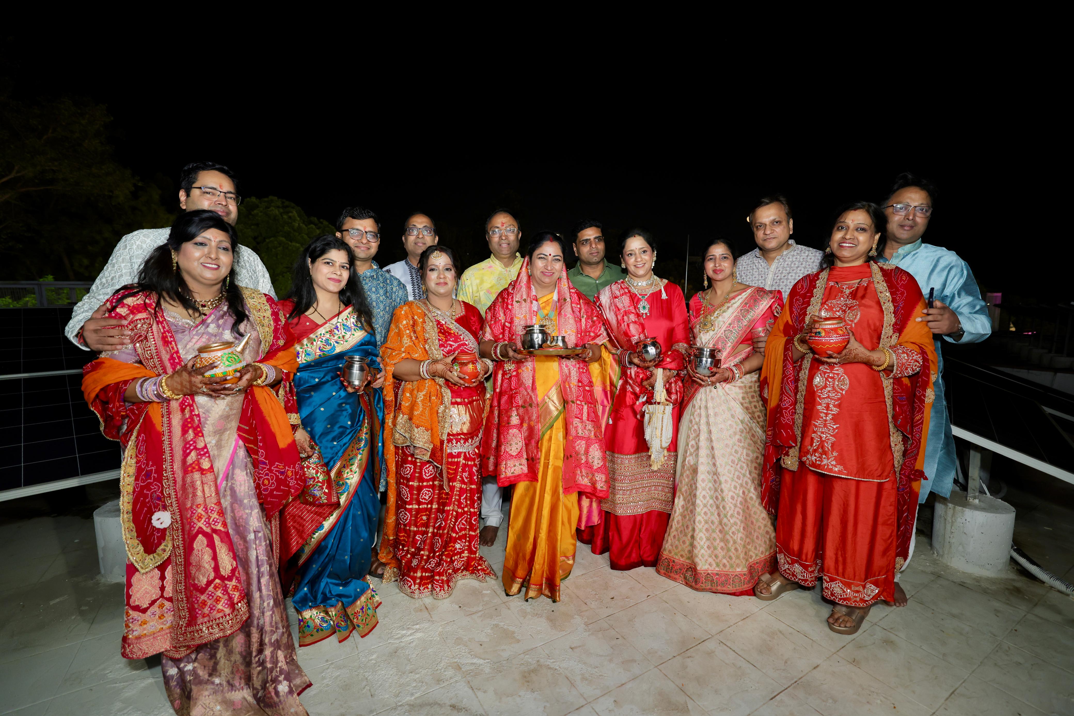 सिविल लाइन्स स्थित मुख्यमंत्री जनसेवा सदन में करवाचौथ की पूजा करतीं मुख्यमंत्री रेखा गुप्ता