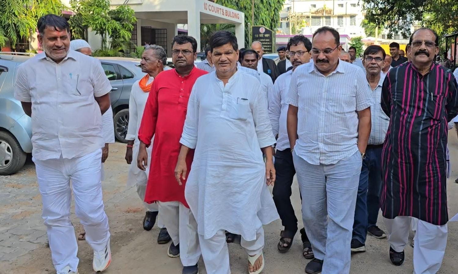 न्यायालय में पेशी के बाद निकलते प्रदीप यादव एवं रंधीर सिंह न्यायालय में पेशी के बाद निकलते प्रदीप यादव एवं रंधीर सिंह