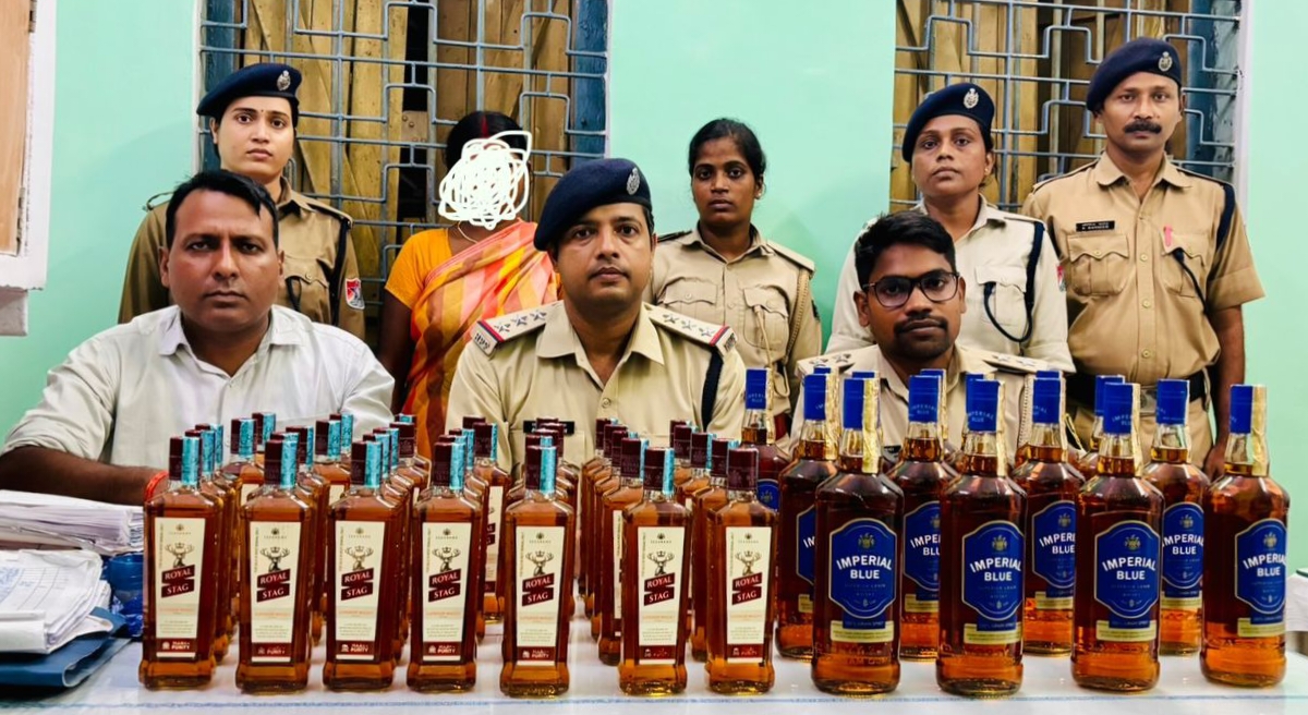 बरामद शराब के साथ आरपीएफ की टीम बरामद शराब के साथ आरपीएफ की टीम