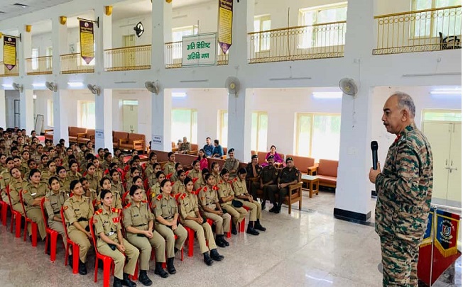 हरिद्वार स्थित गुरुकुल कांगड़ी विश्वविद्यालय में ग्रुप कमांडर एनसीसी रुड़की ब्रिगेडियर प्रभात भंडारी प्रशिक्षण कार्यक्रम को संबोधित करते। हरिद्वार स्थित गुरुकुल कांगड़ी विश्वविद्यालय में ग्रुप कमांडर एनसीसी रुड़की ब्रिगेडियर प्रभात भंडारी प्रशिक्षण कार्यक्रम को संबोधित करते।