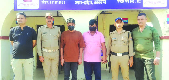 पुलिस गिरफ्त में आरोपित पुलिस गिरफ्त में आरोपित