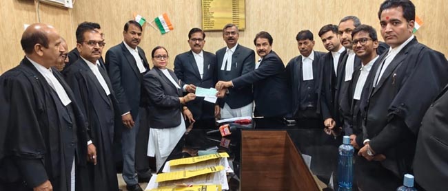 चेक सौंपते बार पदाधिकारी