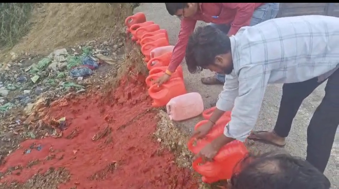 नकली सॉस की फैक्ट्री पर छापा मारकर सात सौ लीटर सॉस करवाया नष्ट नकली सॉस की फैक्ट्री पर छापा मारकर सात सौ लीटर सॉस करवाया नष्ट