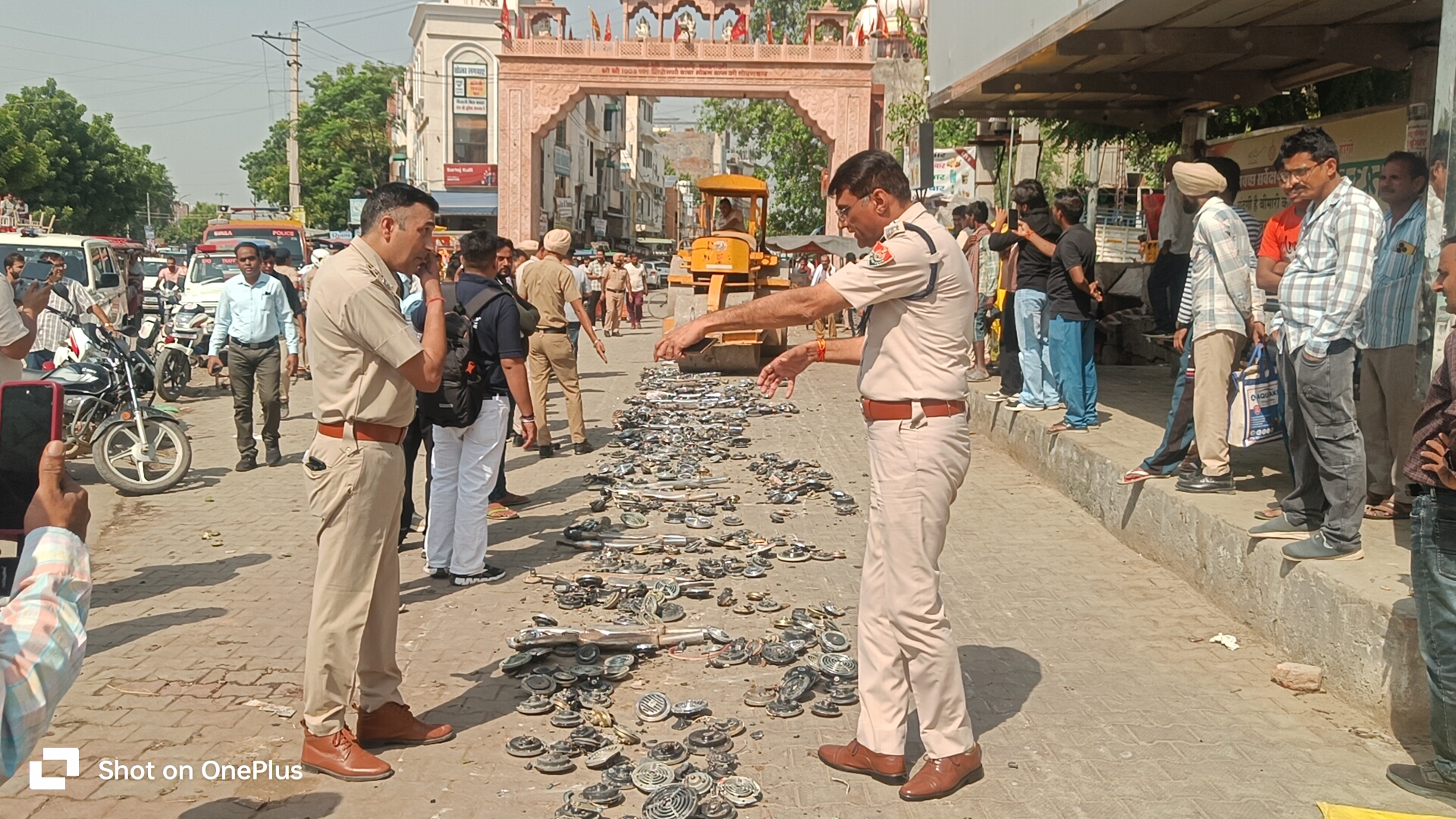 मोटरसाइकिलों से जब्त किए गए मोडिफाई साइसलेंसर व हॉर्नों पर बुलडोजर चलाती पुलिस। मोटरसाइकिलों से जब्त किए गए मोडिफाई साइसलेंसर व हॉर्नों पर बुलडोजर चलाती पुलिस।