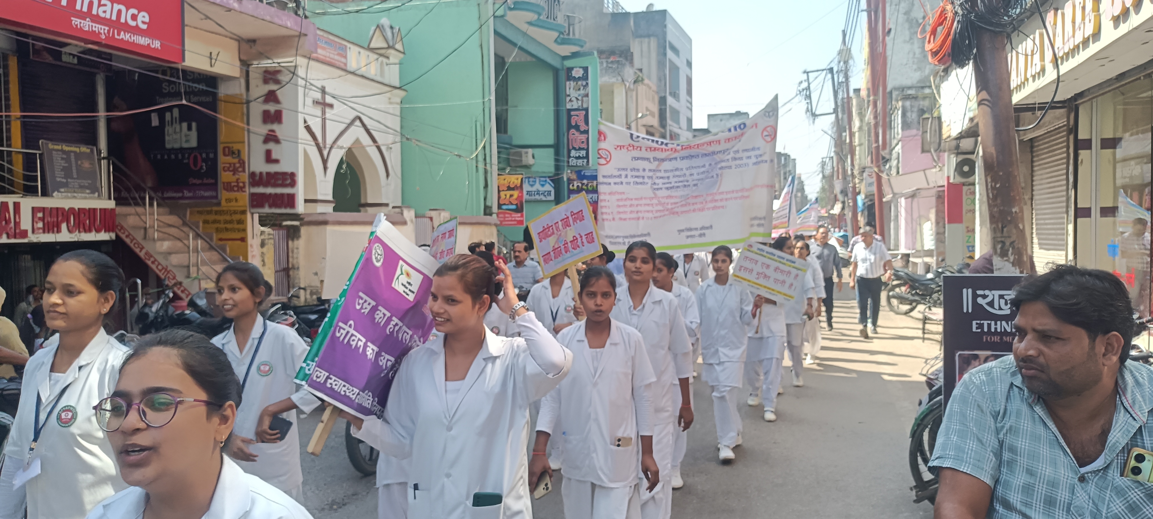 रैली में सम्मिलित छात्राएं रैली में सम्मिलित छात्राएं