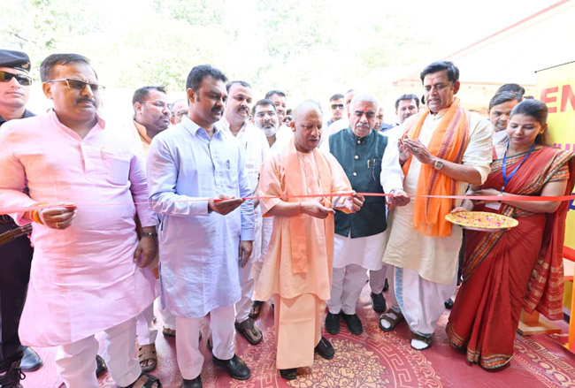 गोरखपुर मे यूपी ट्रेड शो स्वदेशी मेला का  उद्घाटन करते मुख्यमंत्री