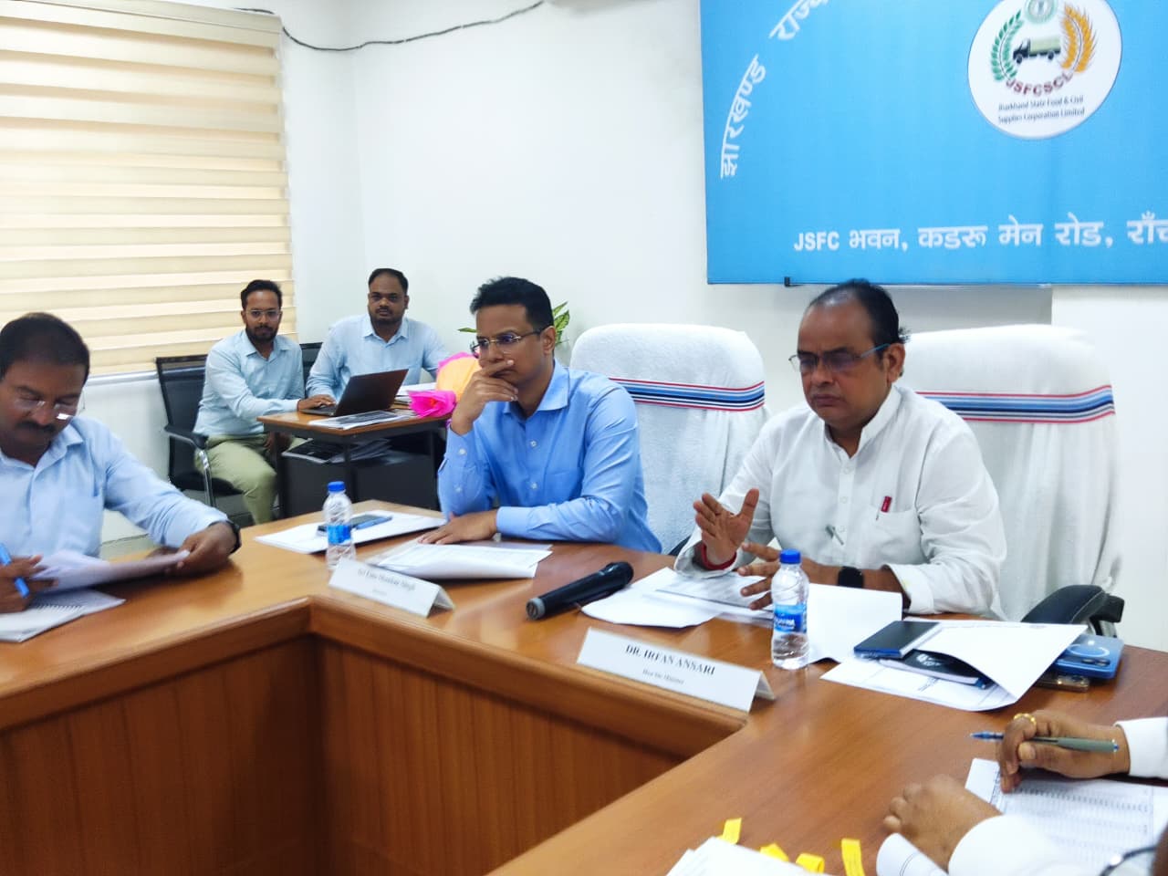बैठक में बोलते मंत्री इरफान अंसारी समेत अन्य बैठक में बोलते मंत्री इरफान अंसारी समेत अन्य