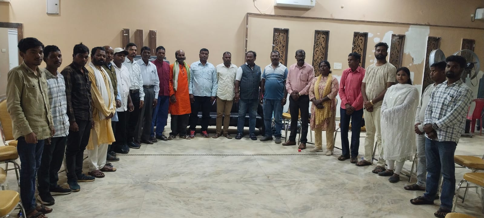 बैठक में मौजूद सरना समाज के गणमान्य बैठक में मौजूद सरना समाज के गणमान्य
