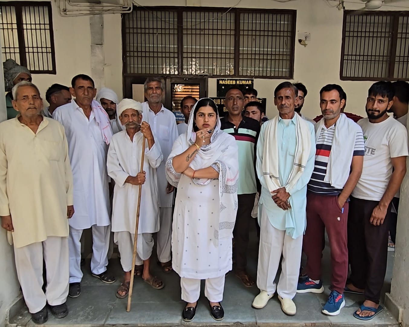 एसडीम बहादुरगढ़ से मिलने पहुंची शीतल मान किसानों के साथ। एसडीम बहादुरगढ़ से मिलने पहुंची शीतल मान किसानों के साथ।