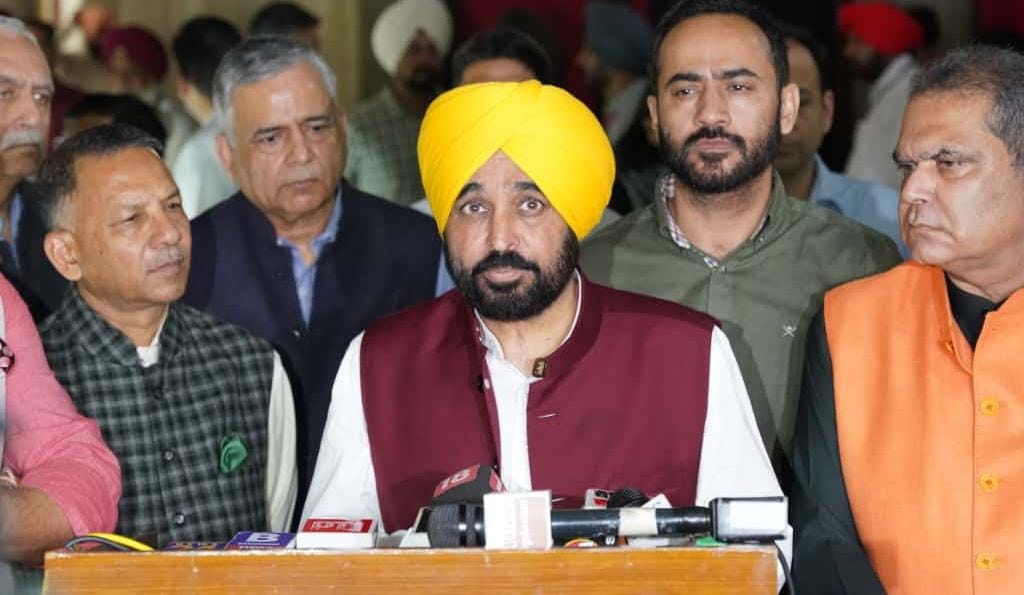 पंजाब के मुख्यमंत्री भगवंत मान पत्रकाराें से बातचीत करते हुए पंजाब के मुख्यमंत्री भगवंत मान पत्रकाराें से बातचीत करते हुए