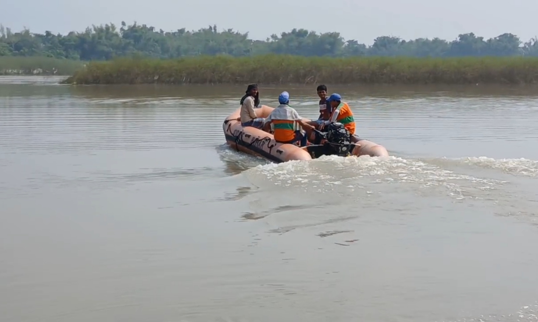 अररिया फोटो:एसडीआरएफ टीम सच ऑपरेशन में अररिया फोटो:एसडीआरएफ टीम सच ऑपरेशन में